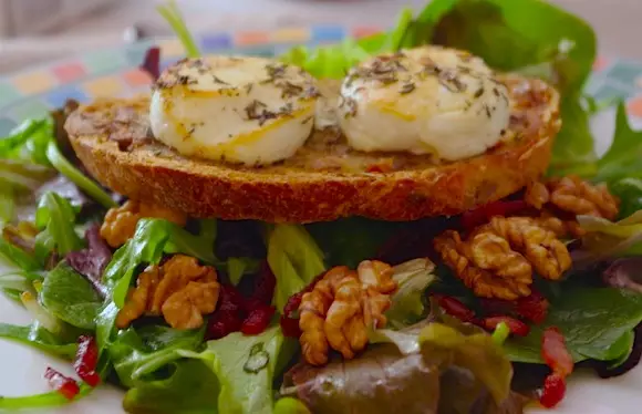  Salade au fromage de chèvre au miel